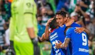 Jugadores de Cruz Azul festejan su gol contra Santos en la final de ida del Guard1anes 2021