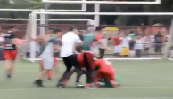 Momento en el que futbolistas de Halcones de Zúñiga agreden a un jugador del Petroleros de Poza Rica.
