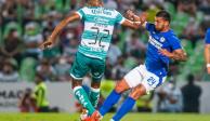 Ayrton Preciado y Juan Escobar disputan un balón en el Cruz Azul vs Santos de la final de ida del Guard1anes 2021 el jueves pasado.