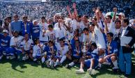 Jugadores de Cruz Azul celebran su título de 1997
