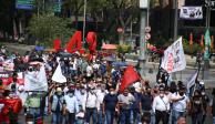 Maestros de la CNTE y padres de los 43 normalistas de Ayotzinapa marcharon este miércoles.
