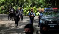 Policías mantienen vigilada la residencia de Cristiana Chamorro ubicada  en Managua, Nicaragua, ayer.