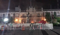 El colectivo feminista "Radical indómita" incendió la fachada del Congreso del Estado de México.