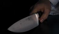 Un hombre armado con un cuchillo atacó a su compañera