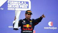 Checo Pérez celebra su victoria en el GP de Azerbaiyán