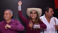 La candidata de Morena celebra su virtual triunfo junto a su padre Félix Salgado.