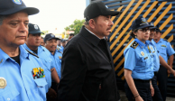 El presidente de Nicaragua junto con elementos de la policía en foto de archivo.