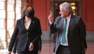 La vicepresidenta de EU, Kamala Harris, y el Presidente López Obrador, ayer, en Palacio Nacional.