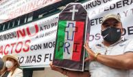 Priistas exigen renuncia de Alejandro Moreno en la sede nacional del PRI.