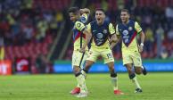 Futbolistas del América festejan un gol en el Liguilla del Torneo Guard1anes 2021 de la Liga MX.