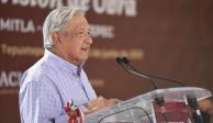 El presidente Andrés Manuel López Obrador supervisó la obra de la autopista Mitla-Tehuantepec; durante el evento un trabajador interrumpió para denunciar falta de pagos en el Tren Transístmico.