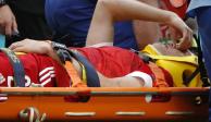 Mario Fernandes momentos después de su fuerte caída en el Finlandia vs Rusia de la Eurocopa 2021 mientras era atendido por paramédicos.