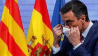 El presidente del gobierno español, Pedro Sánchez, se quita el cubrebocas antes de anunciar que su uso dejará de ser una medida obligatoria en lugares públicos de España.
