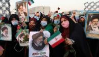 Los seguidores de Ebrahim Raisi sostienen su retrato y rosas, durante una manifestación de celebración por su victoria en las elecciones presidenciales en Teherán, Irán, el 19 de junio de 2021.