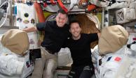 Los astronautas Thomas Pesquet y Shane Kimbrought durante la caminata espacial de este domingo.