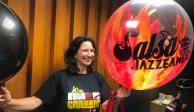 Débora Holtz conduce por Horizonte 107.9 FM el programa "SalsaJazzeando".