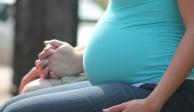 EU llama a embarazadas a vacunarse contra COVID-19; descartan riesgo de aborto.