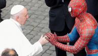 El Papa Francisco saludó a un joven disfrazado de Spiderman en el Vaticano, tras el encuentro su Santidad le regaló un rosario al superhéroe
