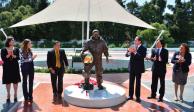 José Hernández y Eruviel Ávila, exgobernador de Edomex, durante la inauguración de la plaza que albergaba la estatua en honor al astronauta.
