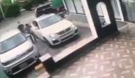 En el video captado por las cámaras de seguridad, se observa cómo los tres asaltantes se acercan e ingresan al automóvil de una mujer embarazada.