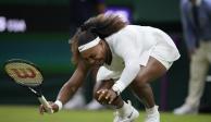 Serena Williams se lamenta momentos después de su lesión en su duelo de primera ronda de Wimbledon.