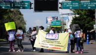Padres de niños con cáncer bloquean Circuito Interior a la altura del Hospital La Raza, en septiembre pasado.
