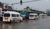 Inundaciones y vehículos detenidos por fuerte lluvia en Ecatepec