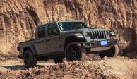 La Jeep Gladiator Mojave cuenta con clima bizona, muchos espacios para guardar cosas, salidas de clima en segunda hilera.