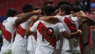 Jugadores de Perú celebran una anotación en la Copa América