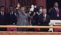 Xi Jinping, escoltado por líderes del partido, saluda al pueblo en Tiananmén.