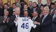 Joe Biden recibe y sostiene un jersey de los Dodgers, actual campeón de la MLB, en la Casa Blanca.
