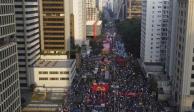 Manifestantes marchan por la Avenida Paulista para exigir la renuncia del presidente brasileño Jair Bolsonaro