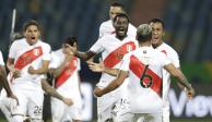 Jugadores de Perú festejan tras vencer a Paraguay en penaltis en los cuartos de final de la Copa América 2021.