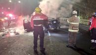 Los bomberos controlan un incendio, tras un accidente automovilístico en la alcaldía Miguel Hidalgo.