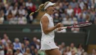 Angelique Kerber festeja después de su triunfo en los cuartos de final de Wimbledon sobre Karolina Muchova.