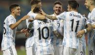 Jugadores de Argentina festejan uno de sus goles contra Ecuador en los cuartos de final de la Copa América.