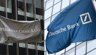 Banderas de los bancos JP Morgan y Deutsche Bank.