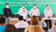 El gobernador durante la entrega de equipos de cómputo a profesores, en Chilpancingo, ayer.