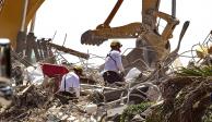 Cuadrillas de rescate buscan entre los escombros de Champlain Towers South el 8 de julio de 2021 en Miami, Florida.