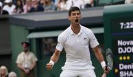 Novak Djokovic celebra tras avanzar a la final de Wimbledon