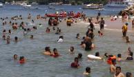 Miles de turistas llenaron las playas de Acapulco durante el fin de semana, a pesar de la pandemia de COVID-19.