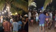 En redes sociales se compartieron imágenes en donde se aprecia la multitud de personas que se reunió en una playa de Yucatán.