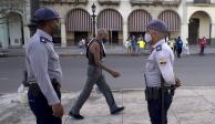 Uniformados vigilan las calles de La Habana, para apagar nuevos estallidos, ayer.