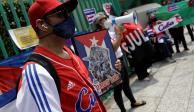 Afuera de la embajada en México, un grupo de cubanos mostró su respaldo al régimen.