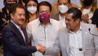 Ignacio Mier (izq.) estrecha la mano de Sergio Gutiérrez, ante Mario Delgado (centro) y diputados, ayer.