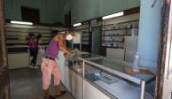 Un hombre espera ser atendido en una farmacia en medio de la crisis por Covid, en La Habana, Cuba, ayer.
