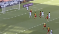 Momento exacto en el que Abdulaziz Hatem, de Qatar, toca el balón con la mano ante la salida del portero de Granada en duelo de la Copa Oro.