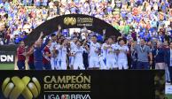Jugadores de Cruz Azul celebran el título de Campeón de Campeones