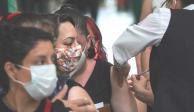 Maestras reciben la vacuna CanSino contra COVID-19 en la Ciudad de México