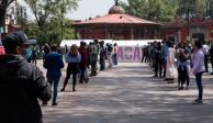 Decenas de personas esperan turno en el Jardín Hidalgo, en Coyoacán, para hacerse la prueba Covid.